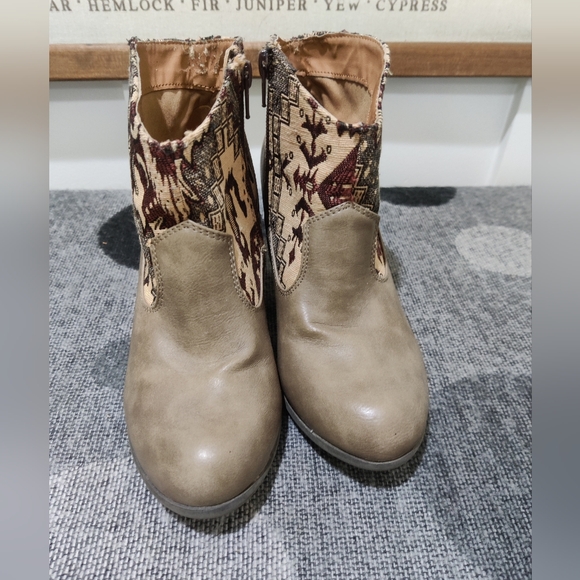 South Western Ankle Boots - 7 - Picture 3 of 7